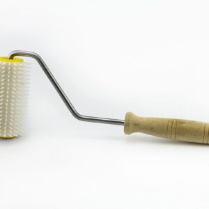 HONEYCOMB SPIKED ROLLER OPENER FOR UNCOVERING OF WINTER HONEY LIDS